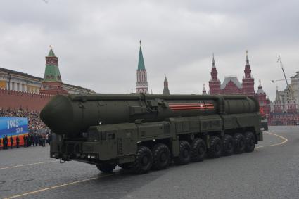 Москва. Транспортно-пусковой контейнер комплекса РС-24 `Ярс` во время генеральной репетиции парада на Красной площади, посвященного 73-й годовщине Победы в Великой Отечественной войне.