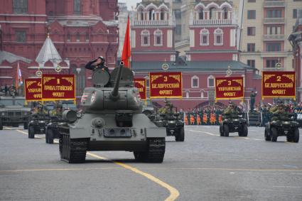 Москва. Танк Т-34  и мотовездеходы АМ-1 на Красной площади во время генеральной репетиции военного парада, посвященного 73-й годовщине Победы в Великой Отечественной войне.