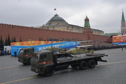 Москва.  Беспилотный летательный аппарат `Катран`, закрепленный на платформе грузового автомобиля КамАЗ-65117, на Красной площади  во время генеральной репетиции  военного  парада, посвященного 73-й годовщине Победы в Великой Отечественной войне.