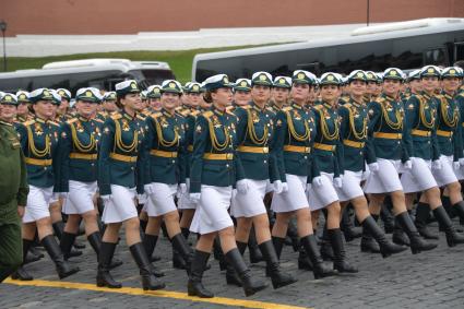 Москва.  Военнослужащие парадных расчетов во время генеральной репетиции парада на Красной площади, посвященного 73-й годовщине Победы в Великой Отечественной войне.