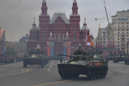 Москва. Бронетранспортеры БТР-МДМ `Ракушка` и боевая машина десанта БМД-4 М `Садовница` (слева направо) на Красной площади во время генеральной репетиции военного парада, посвященного 73-й годовщине Победы в Великой Отечественной войне.