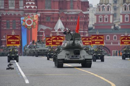 Москва. Танк Т-34 и мотовездеходы АМ-1 на Красной площади во время генеральной репетиции военного парада, посвященного 73-й годовщине Победы в Великой Отечественной войне.