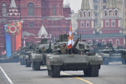 Москва. Танки Т-14 `Армата` и танк Т-72Б3 (справа) на Красной площади во время генеральной репетиции военного парада, посвященного 73-й годовщине Победы в Великой Отечественной войне.
