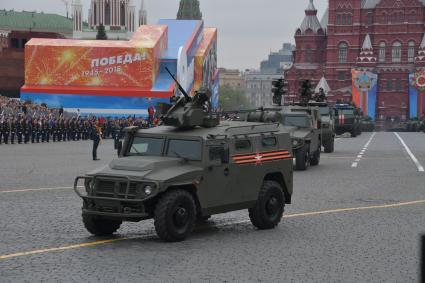 Москва. Бронеавтомобиль `Тигр-М` с БМДУ `Арбалет` на Красной площади во время генеральной репетиции военного парада, посвященного 73-й годовщине Победы в Великой Отечественной войне.