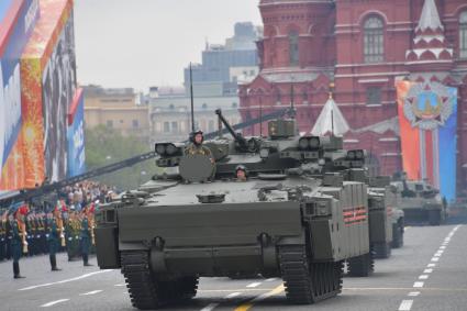 Москва. Боевая машина пехоты Б-11 `Курганец-25` на Красной площади во время генеральной репетиции военного парада, посвященного 73-й годовщине Победы в Великой Отечественной войне.