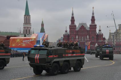 Москва. Бронеавтомобили повышенной защищенности `Тайфун-К` на Красной площади во время генеральной репетиции военного парада, посвященного 73-й годовщине Победы в Великой Отечественной войне.