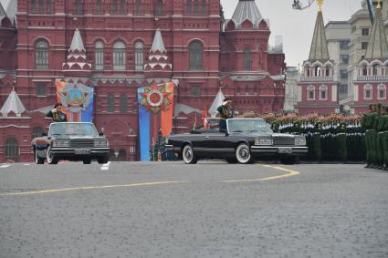 Москва. Министр обороны РФ Сергей Шойгу (второй слева) во время генеральной репетиции парада на Красной площади, посвященного 73-й годовщине Победы в Великой Отечественной войне.