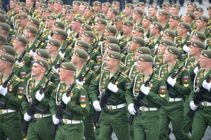 Москва. Военнослужащие парадных расчетов во время генеральной репетиции парада на Красной площади, посвященного 73-й годовщине Победы в Великой Отечественной войне.