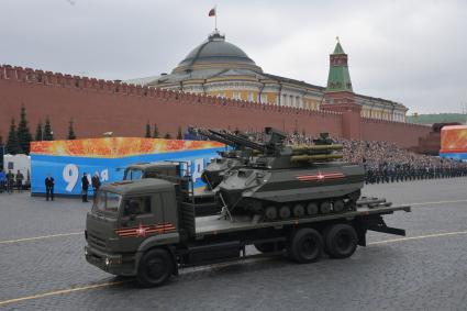 Москва. Роботизированный комплекс `Уран-9`, закрепленный на платформе грузового автомобиля КамАЗ-65117, на Красной площади во время генеральной репетиции военного парада, посвященного 73-й годовщине Победы в Великой Отечественной войне.