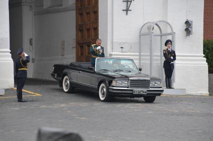 Москва. Министр обороны РФ Сергей Шойгу (в центре) во время генеральной репетиции парада на Красной площади, посвященного 73-й годовщине Победы в Великой Отечественной войне.