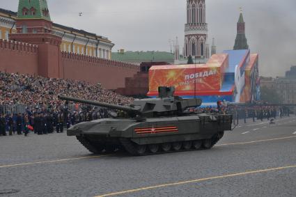 Москва. Танк Т-14 `Армата` на Красной площади во время генеральной репетиции военного парада, посвященного 73-й годовщине Победы в Великой Отечественной войне.