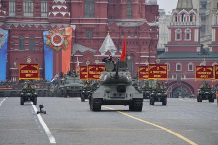 Москва. Танк Т-34 и мотовездеходы АМ-1 на Красной площади во время генеральной репетиции военного парада, посвященного 73-й годовщине Победы в Великой Отечественной войне.