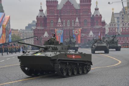Москва. Боевая машина десанта БМД-4 М `Садовница` (слева) и cамоходная гаубица `Коалиция-СВ` (справа) на Красной площади во время генеральной репетиции военного парада, посвященного 73-й годовщине Победы в Великой Отечественной войне.