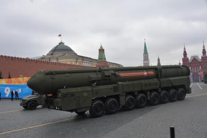 Москва. Транспортно-пусковой контейнер комплекса РС-24 `Ярс` во время генеральной репетиции парада на Красной площади, посвященного 73-й годовщине Победы в Великой Отечественной войне.
