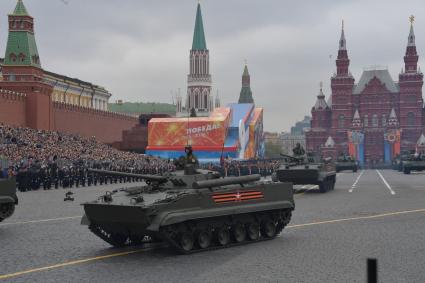 Москва. Боевые машины пехоты БМП-3 на Красной площади во время генеральной репетиции военного парада, посвященного 73-й годовщине Победы в Великой Отечественной войне.