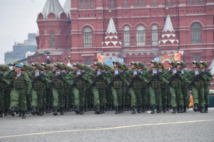 Москва. Военнослужащие парадных расчетов во время генеральной репетиции парада на Красной площади, посвященного 73-й годовщине Победы в Великой Отечественной войне.