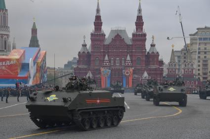 Москва. Бронетранспортеры БТР-МДМ `Ракушка` на Красной площади во время генеральной репетиции военного парада, посвященного 73-й годовщине Победы в Великой Отечественной войне.