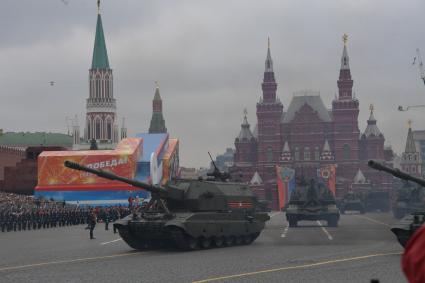 Москва. Самоходные артиллерийские установки (САУ) `Коалиция-СВ` и `Мста-С` (слева направо) на Красной площади во время генеральной репетиции военного парада, посвященного 73-й годовщине Победы в Великой Отечественной войне.