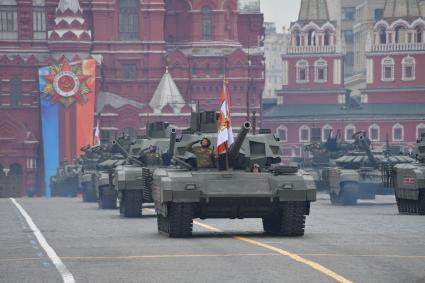 Москва. Танки Т-14 `Армата` и танк Т-72Б3 (справа) на Красной площади во время генеральной репетиции военного парада, посвященного 73-й годовщине Победы в Великой Отечественной войне.