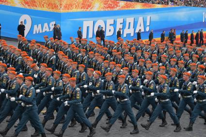 Москва. Парадный расчет МЧС России во время генеральной репетиции парада на Красной площади, посвященного 73-й годовщине Победы в Великой Отечественной войне.