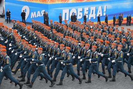 Москва. Парадный расчет МЧС России во время генеральной репетиции парада на Красной площади, посвященного 73-й годовщине Победы в Великой Отечественной войне.
