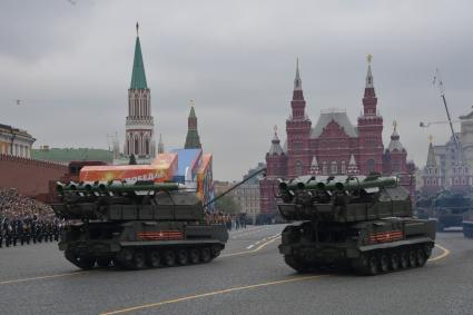 Москва. Зенитный ракетный комплекс (ЗРК) `Бук-М2` на Красной площади во время генеральной репетиции военного парада, посвященного 73-й годовщине Победы в Великой Отечественной войне.
