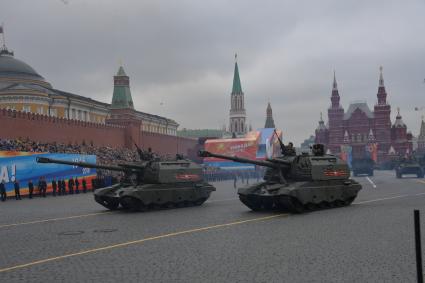 Москва. Самоходная артиллерийская установка (САУ) `Мста-С` на Красной площади во время генеральной репетиции военного парада, посвященного 73-й годовщине Победы в Великой Отечественной войне.