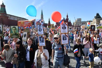 Москва. Участники акции памяти `Бессмертный полк` во время шествия в День Победы.