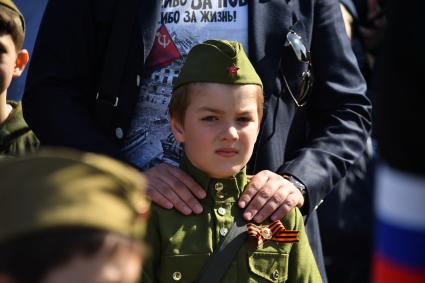 Москва. Участники акции памяти `Бессмертный полк` во время шествия в День Победы.