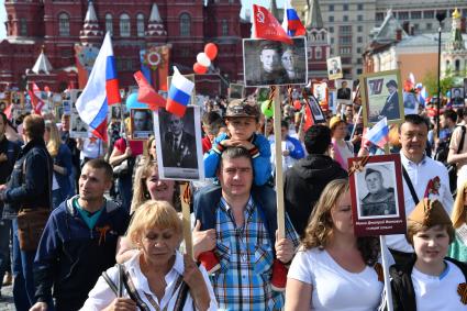 Москва. Участники акции памяти `Бессмертный полк` во время шествия в День Победы.