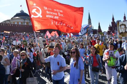 Москва. Участники акции памяти `Бессмертный полк` во время шествия в День Победы.