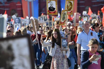 Москва. Участники акции памяти `Бессмертный полк` во время шествия в День Победы.