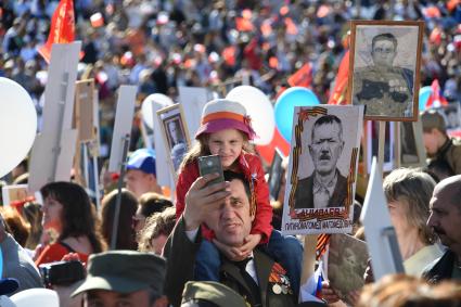 Москва. Участники акции памяти `Бессмертный полк` во время шествия в День Победы.