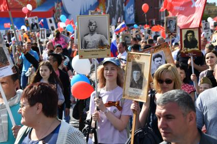 Москва. Участники акции памяти `Бессмертный полк` во время шествия в День Победы.