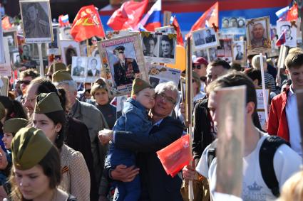 Москва. Участники акции памяти `Бессмертный полк` во время шествия в День Победы.