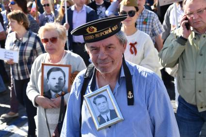 Москва. Участники акции памяти `Бессмертный полк` во время шествия в День Победы.