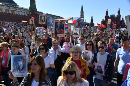 Москва. Участники акции памяти `Бессмертный полк` во время шествия в День Победы.