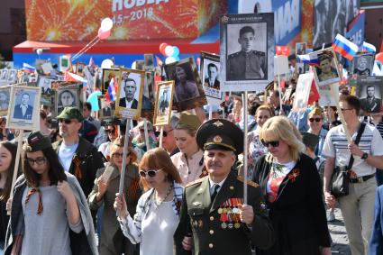 Москва. Участники акции памяти `Бессмертный полк` во время шествия в День Победы.