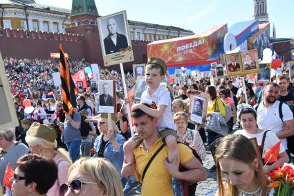 Москва. Участники акции памяти `Бессмертный полк` во время шествия в День Победы.