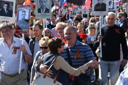 Москва. Участники акции памяти `Бессмертный полк` во время шествия в День Победы.