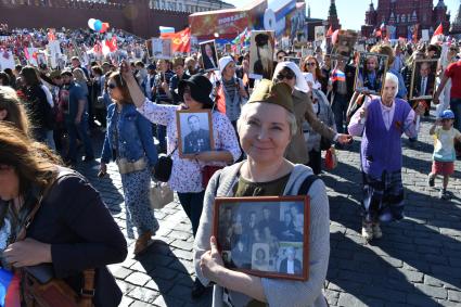 Москва. Участники акции памяти `Бессмертный полк` во время шествия в День Победы.