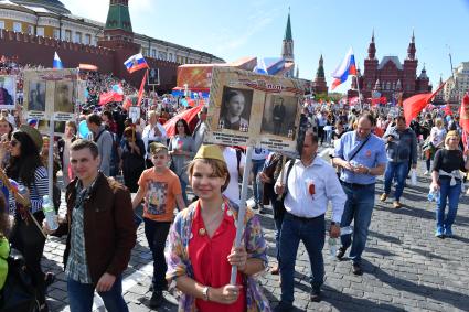 Москва. Участники акции памяти `Бессмертный полк` во время шествия в День Победы.