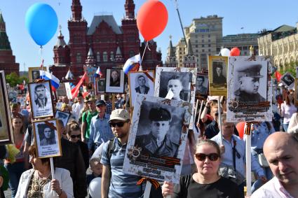 Москва. Участники акции памяти `Бессмертный полк` во время шествия в День Победы.