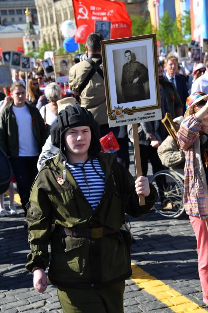 Москва. Участники акции памяти `Бессмертный полк` во время шествия в День Победы.