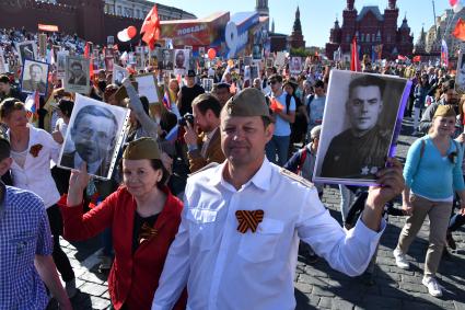 Москва. Участники акции памяти `Бессмертный полк` во время шествия в День Победы.