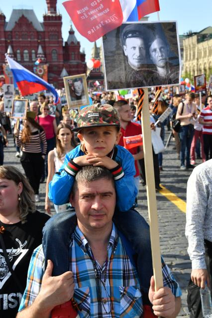 Москва. Участники акции памяти `Бессмертный полк` во время шествия в День Победы.