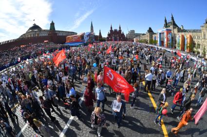 Москва. Участники акции памяти `Бессмертный полк` во время шествия в День Победы.