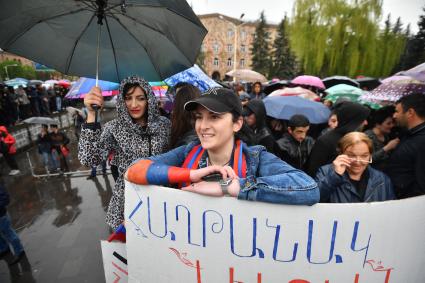 Армения, Ванадзор. Участники массовой акции оппозиции в поддержку главы оппозиционной парламентской фракции Никола Пашиняна на главной площади города.