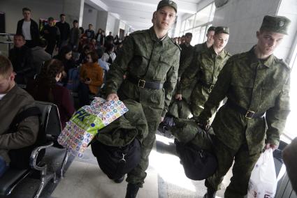 Екатеринбург. Призывники в зале ожидания Екатеринбургского вокзала, перед отправкой на службу  в президентский полк