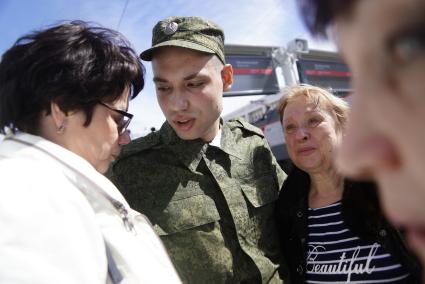 Екатеринбург. Призывник обнимаетмаму и бабушку на Екатеринбургском вокзале, перед отправкой на службу в президентский полк